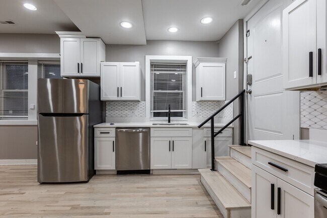 Photo - 1430 N Maplewood Ave Unit #  0102