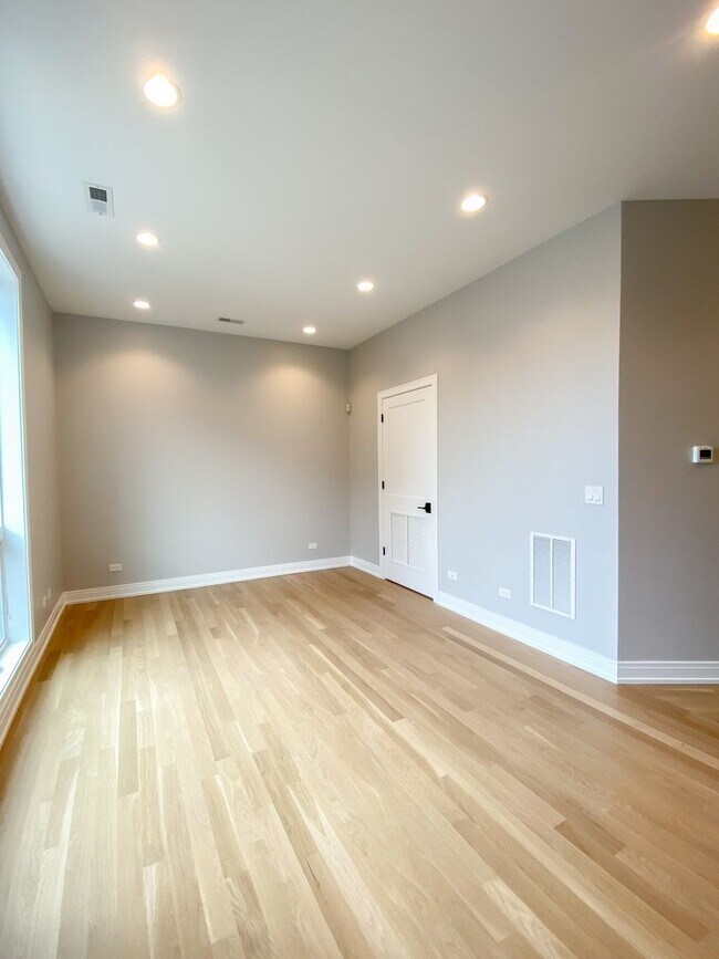 Photo - 1058 W Cornelia Ave