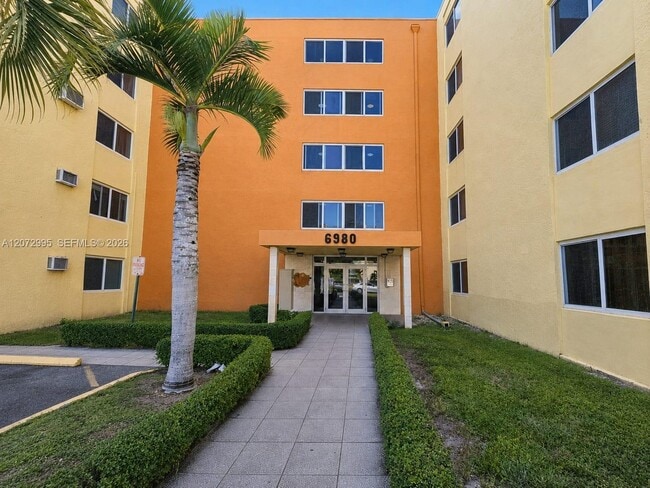 Building Photo - 6980 NW 186th St Unit 3-117