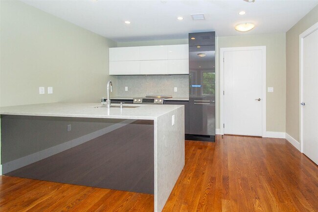 Photo - 906 E 2nd St