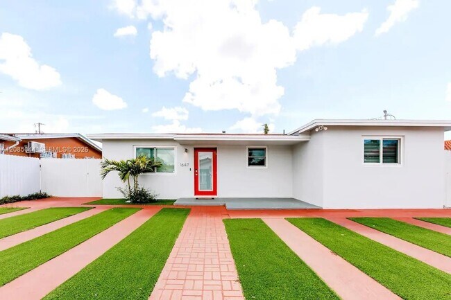 Building Photo - 1647 NW 29th Ave Unit 1