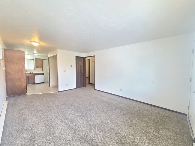 2410-2414 E Queen Ave