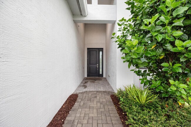 Building Photo - 5546 St Armands Way Rental