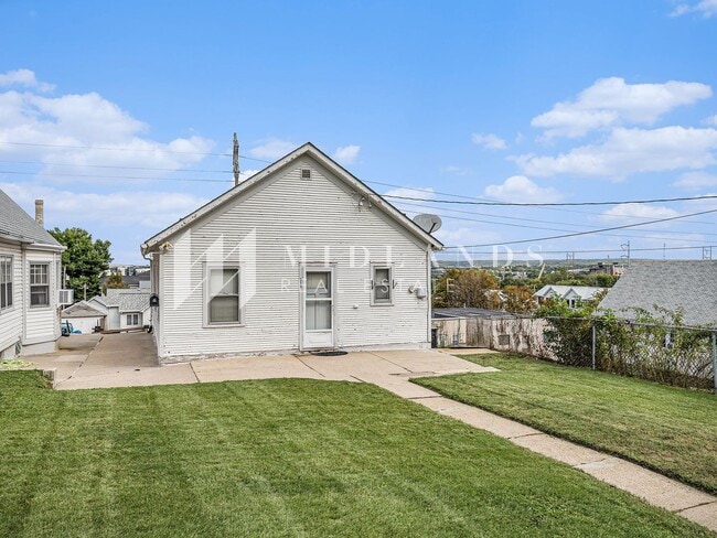 Building Photo - Vintage Charm in Little Italy Rental