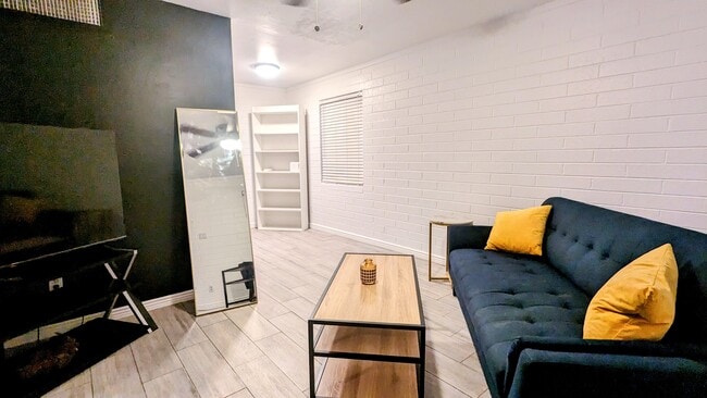 Photo - 150 S Sirrine Unidad B