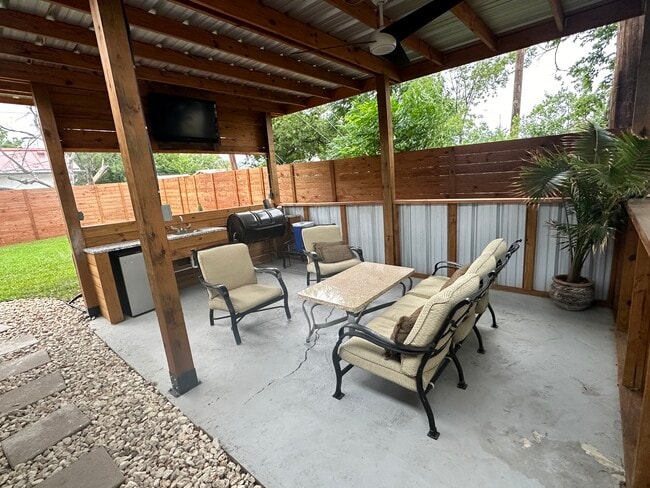 Photo - 735 Sprucewood Ln House