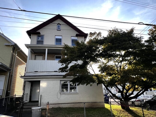 Building Photo - 83 Seeley St Unit 3