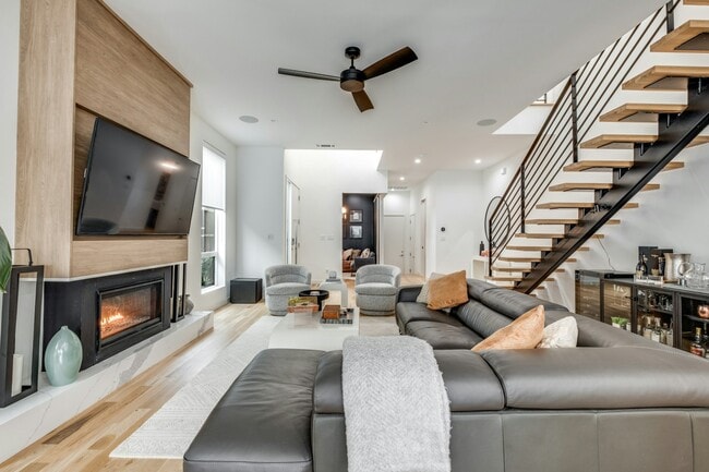 Building Photo - 6113 Hudson St