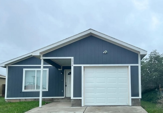 Building Photo - Cozy Home