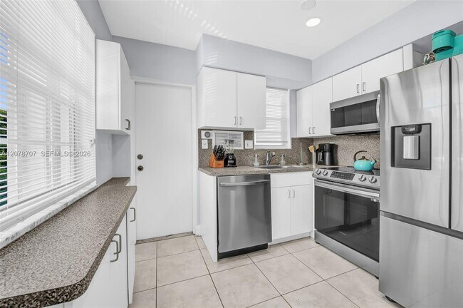 Building Photo - 2160 NE 56th St Unit 1