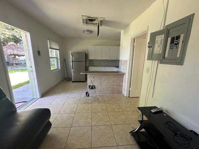 Photo - 713 NE 3rd St