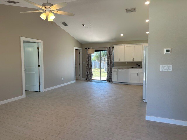 Photo - 462 Millport St NW