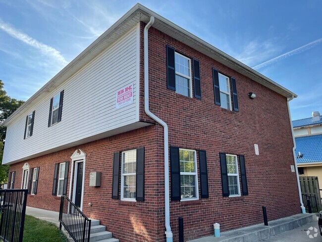 Building Photo - Urban Townhouse 24 Unit 2