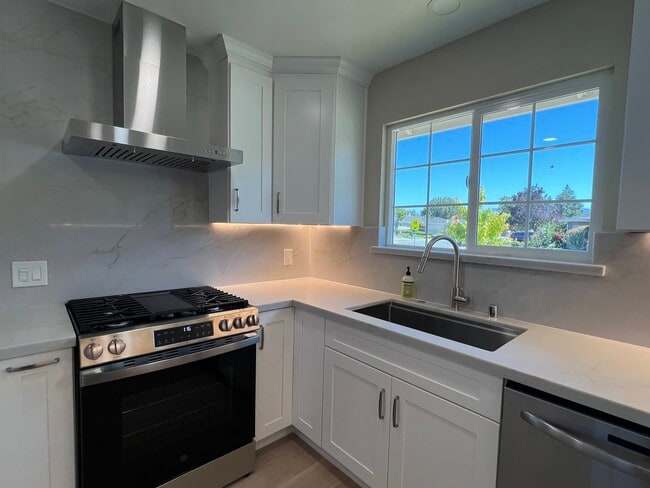 Photo - 1159 Runnymede Dr