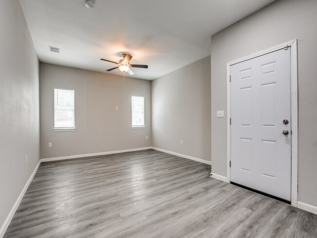 Photo - 2910 S Laredo St