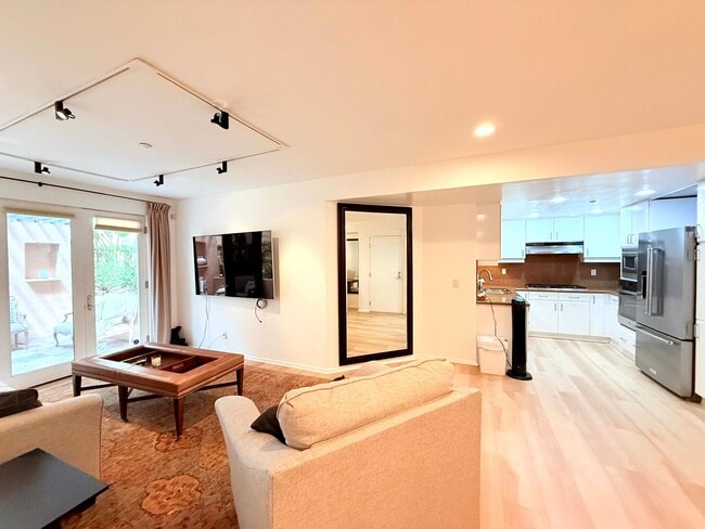 Building Photo - Fantastic 2 Bed 2 Bath Condo Partially Fur... Unit 103