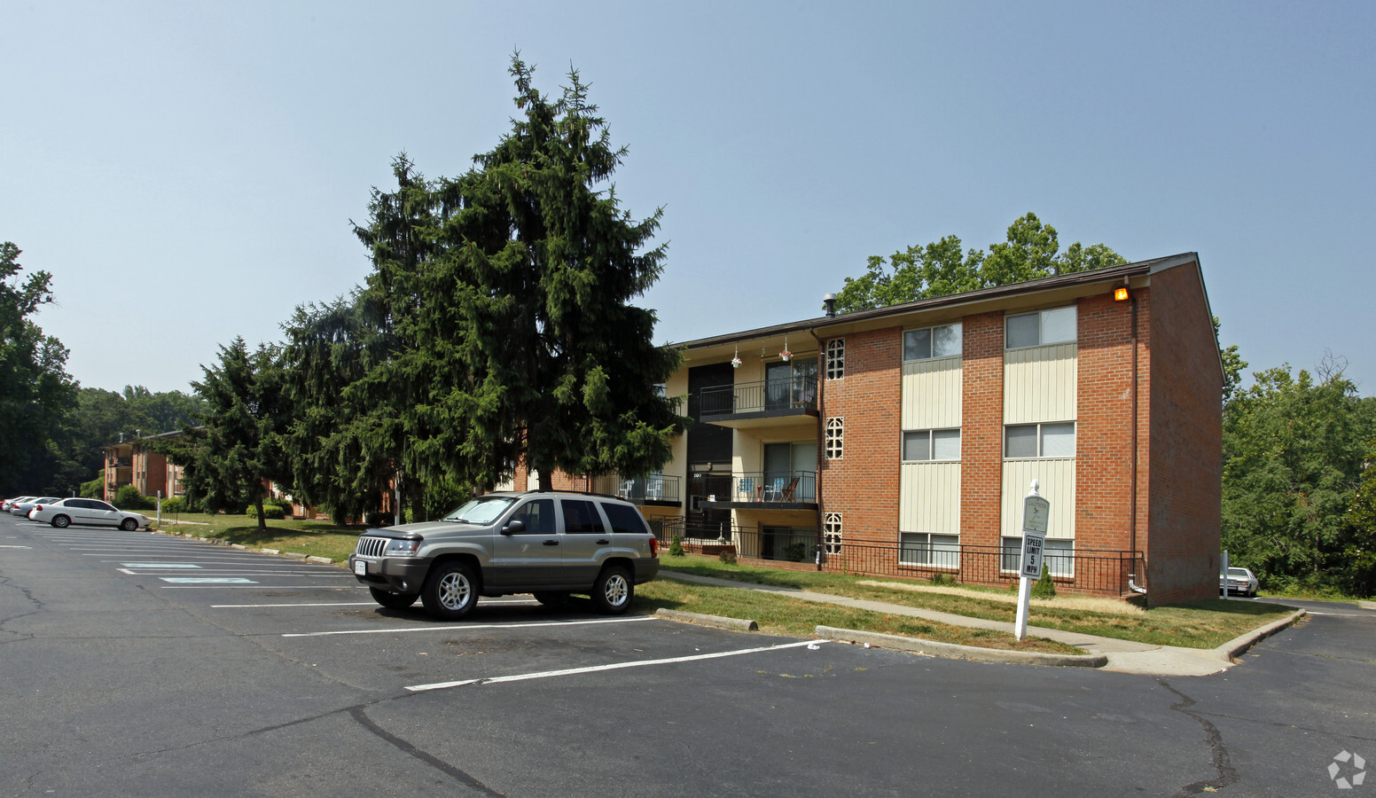 Creekside Manor Apartments - Creekside Manor Apartments