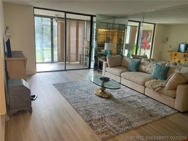 Building Photo - 3730 Inverrary Dr Unit 1d