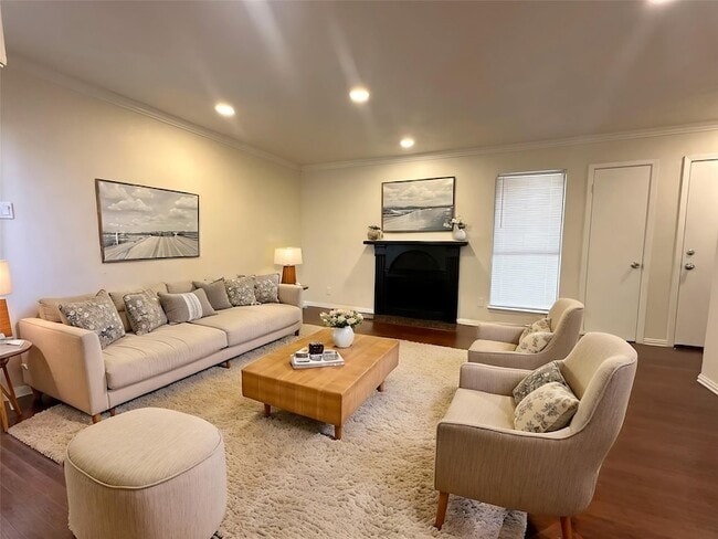 Building Photo - 1600 Pecan Chase Cir Unit 6