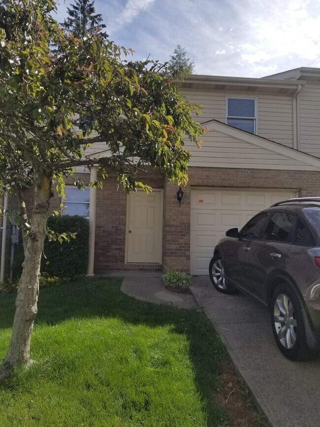 Building Photo - Large 3 BR, 2.5 bath townhome