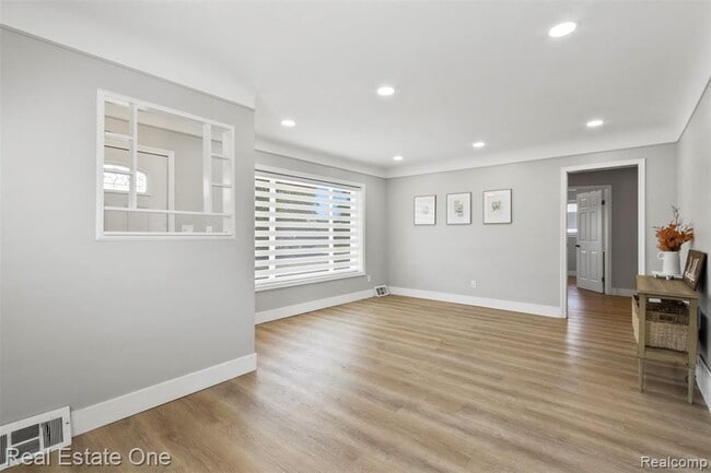 Photo - 6118 Amboy St