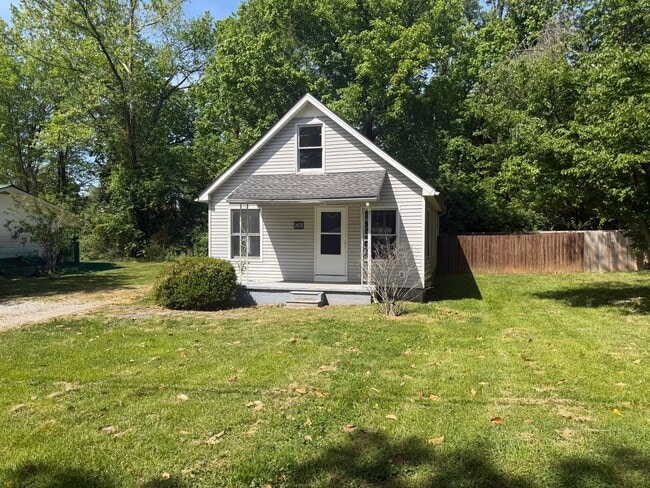 Building Photo - Charming 2-Bedroom Home with Fenced Yard + Covered Back Porch in the Heart of Cookeville