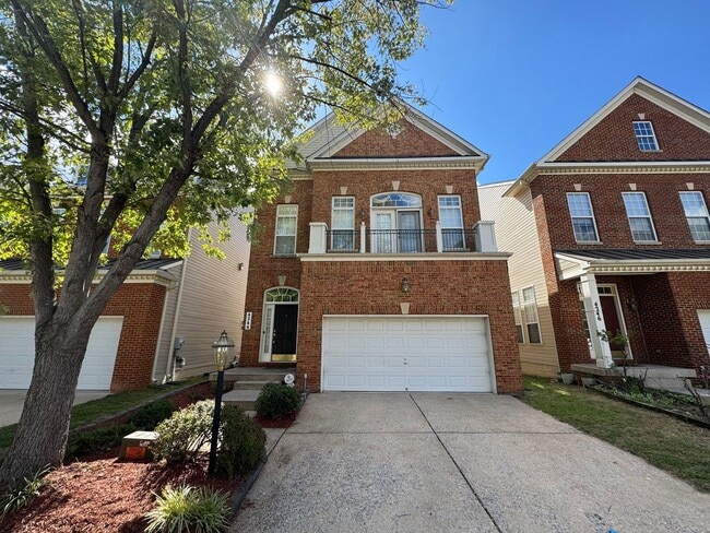 Building Photo - Stunning 4 Bed 3.5 Bath Brick Townhome In ...