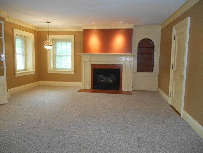 Apartment D - Hedstrom Manor Estates