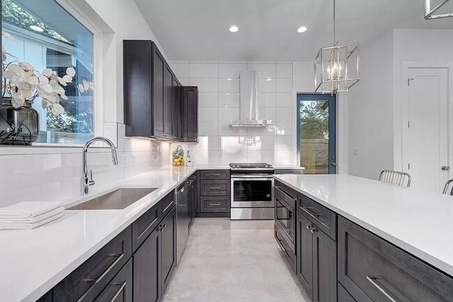 Photo - 5008 Lott Ave