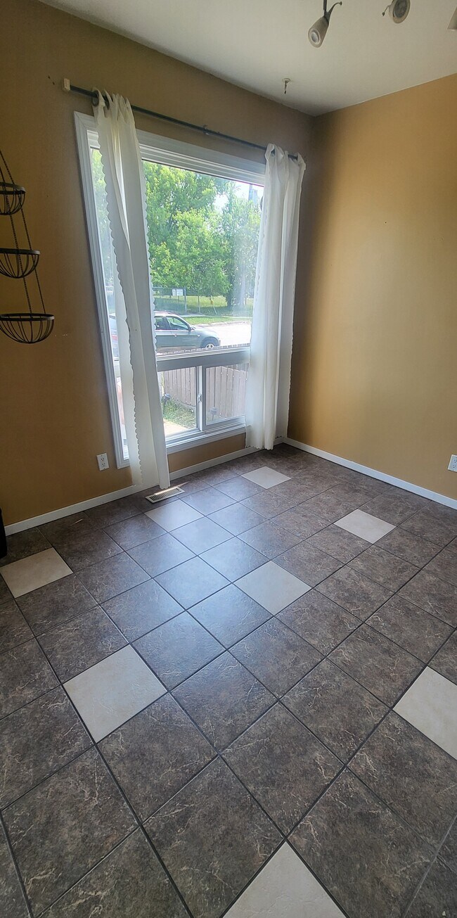 Photo - 765 Nassau St S