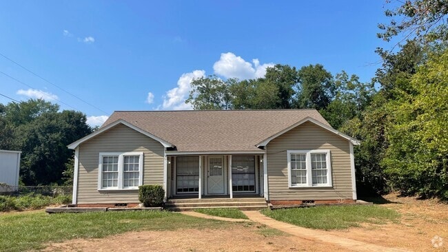 Building Photo - 3 Bedroom Home Available Mid-July!