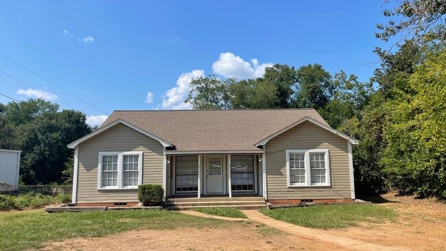 3 Bedroom Home Available Mid-July! - 3 Bedroom Home Available Mid-July!