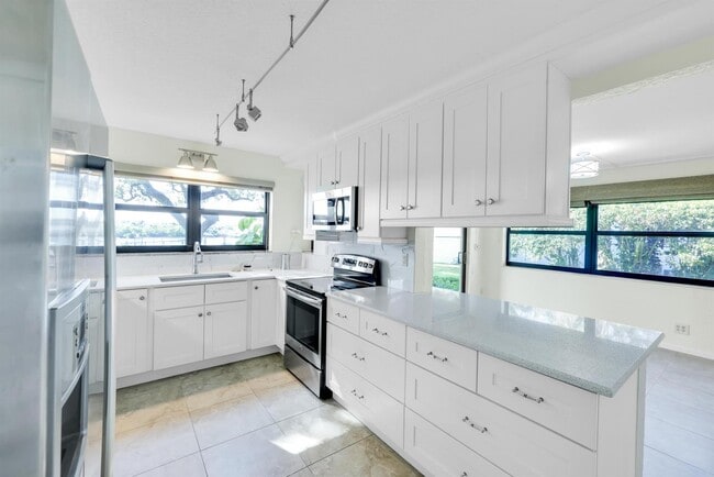 Building Photo - EVERGLADES OF NORTH PALM BEACH 3 CONDO Unit 106