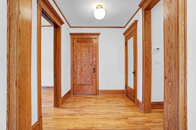 1233 N Hoyne Ave