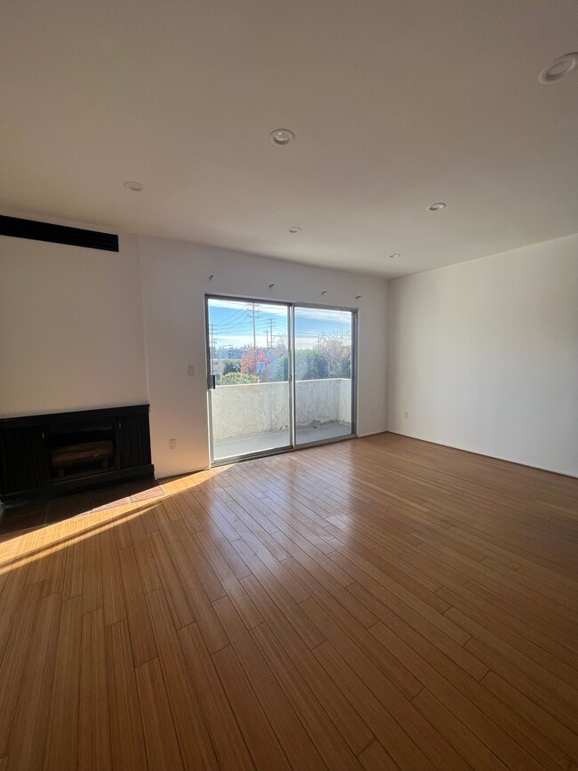 Building Photo - 1550 S Bundy Dr Unit #5 Rental
