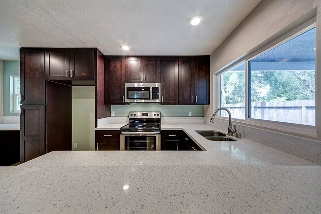 Photo - 5923 Revelstok Dr