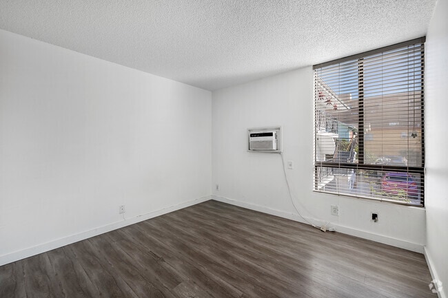 1BR, 1BA - 650SF - Bedroom