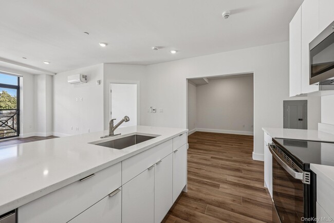 Building Photo - 199 E Post Rd Unit 404