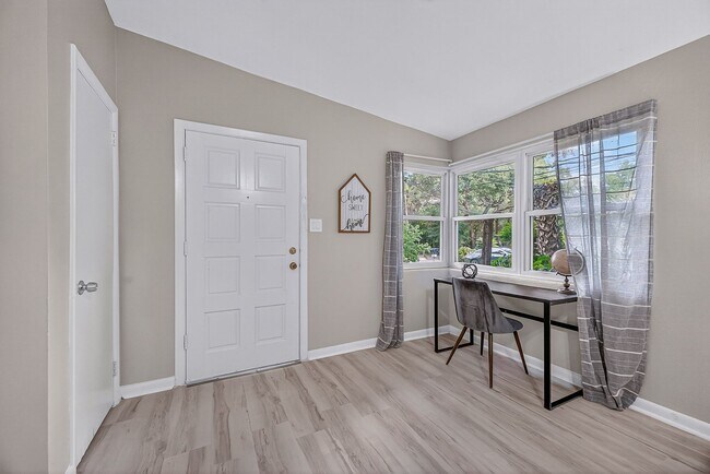 Photo - 901 S Madison Dr