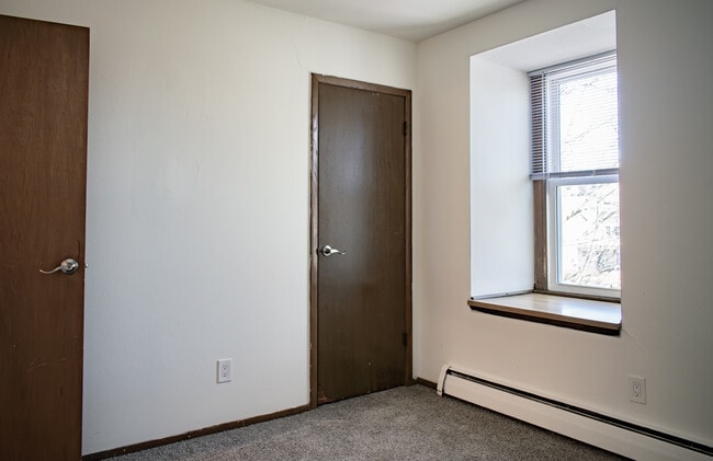 3245 N Oakland