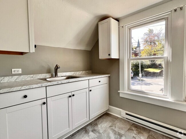 Building Photo - 1009 Carlton Ave Unit B Rental