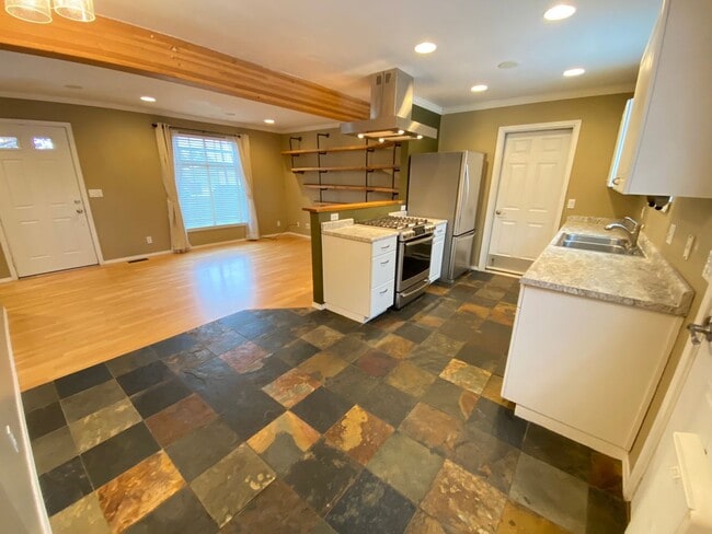 Photo - Beautiful 3 Bedroom Home with Custom Touches!