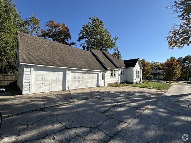 Building Photo - 110 E College Ave Rental