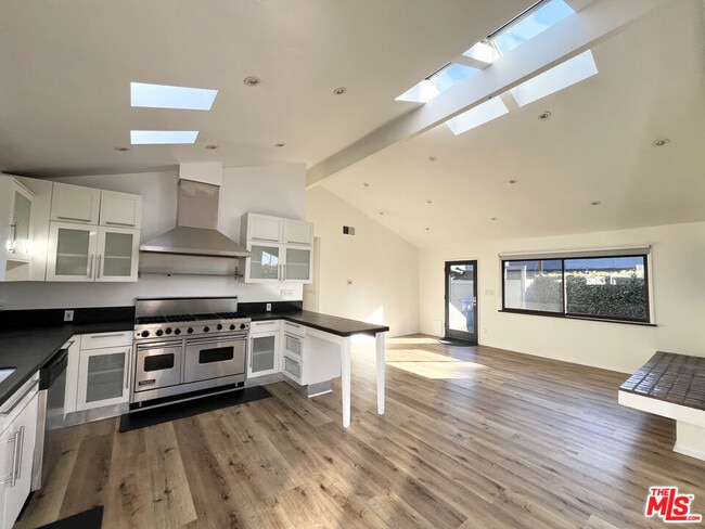 Building Photo - 602 Victoria Ave