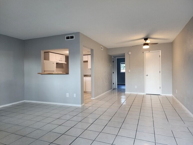 Building Photo - ** HALF OFF 1ST MONTH'S RENT WITH 13 MONTH LEASE ** Unit 313-4
