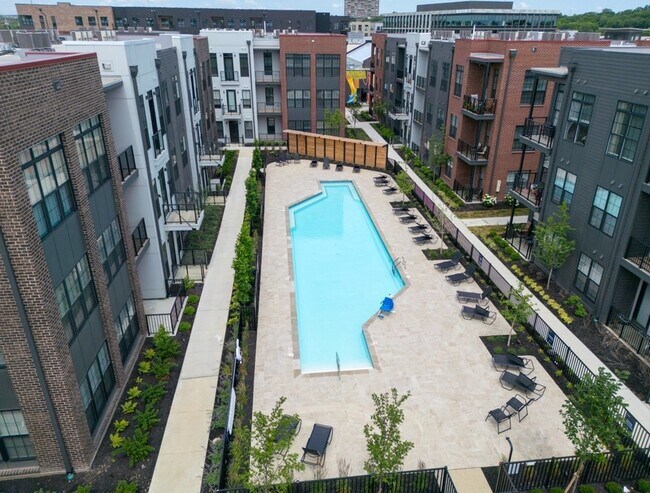 The 8 on the Park Lounge & pool.