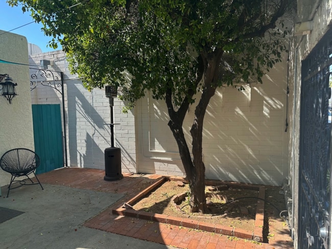 Photo - 927 N Swan Rd