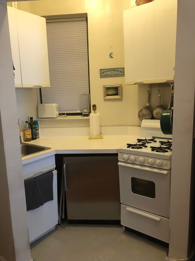 424 E 77th St Unit 3B