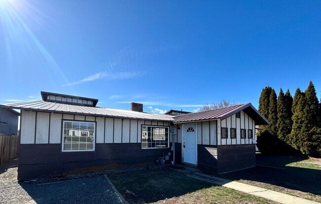 Building Photo - Unique 5 Bedroom Home