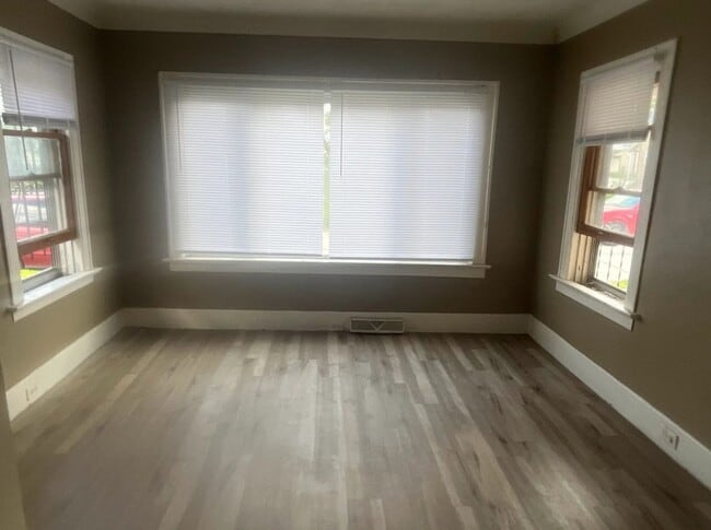 Photo - 360 Lemert St
